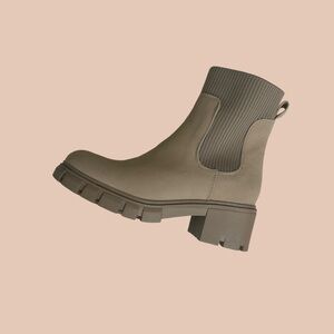 Tan NEVER been worn Chelsea Ankle Boots with Chunky Sole